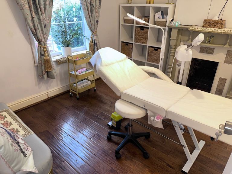 Beauty/Aesthetics room to rent in Altrincham 