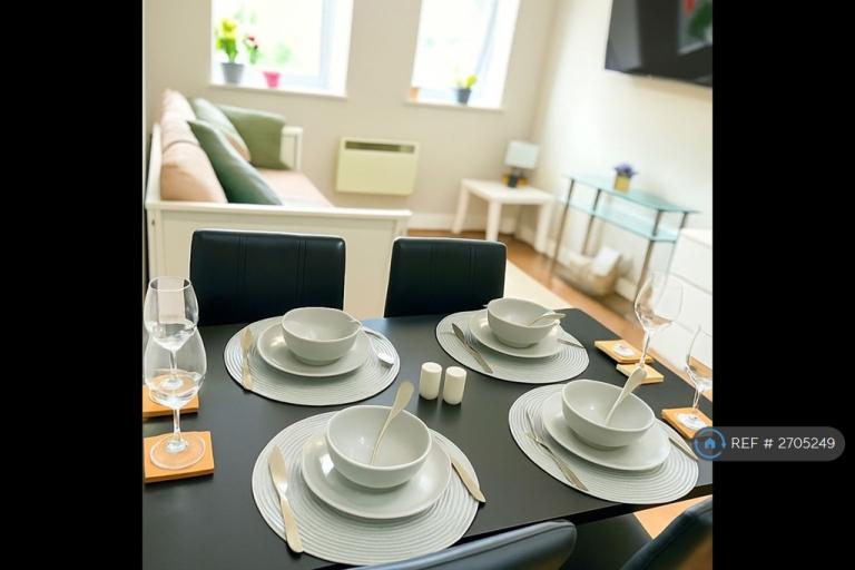 1 bedroom flat in The Mall, London, W5 (1 bed) (#2705249)