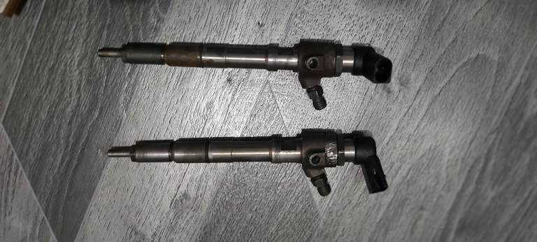 ******* S O L D *******   2 x Injectors 1.6 diesel engine 