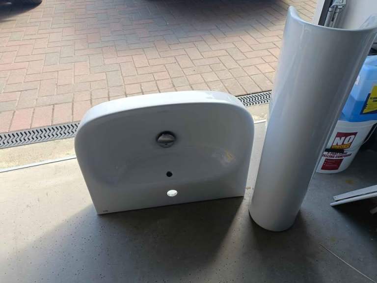 ***Roca Deba Pedestal Sink £30   RRP £145***