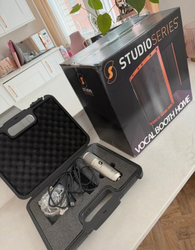 Studio Series Vocal Booth Home & Microphone Kit