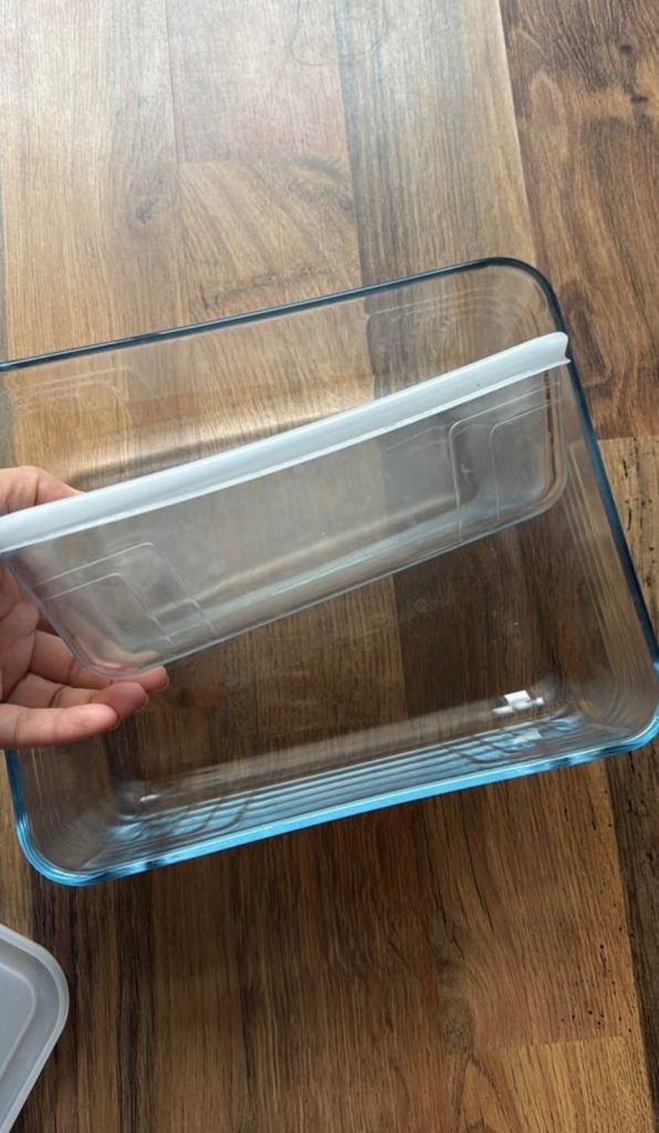 Pyrex food storage containers 