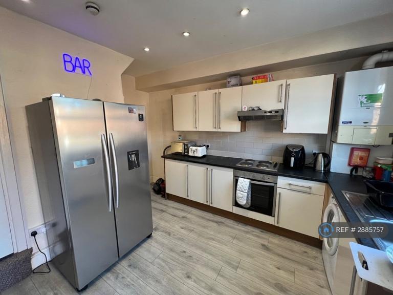 1 bedroom in Trelawn Terrace, Leeds, LS6 (#2885757)