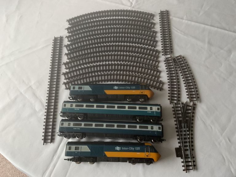 HORNBY HST INTERCITY 125  2 CAR & 2 COACH TRAIN SET  WITH TRACK