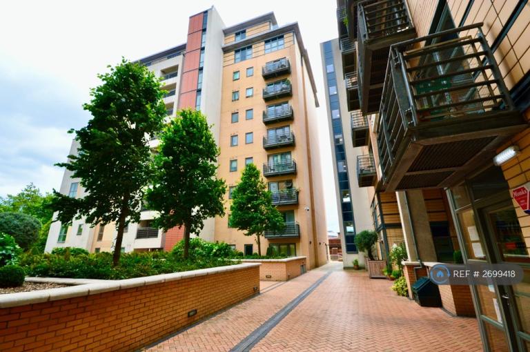2 bedroom flat in Balmoral Place, Hunslet, Leeds, LS10 (2 bed) (#2699418)
