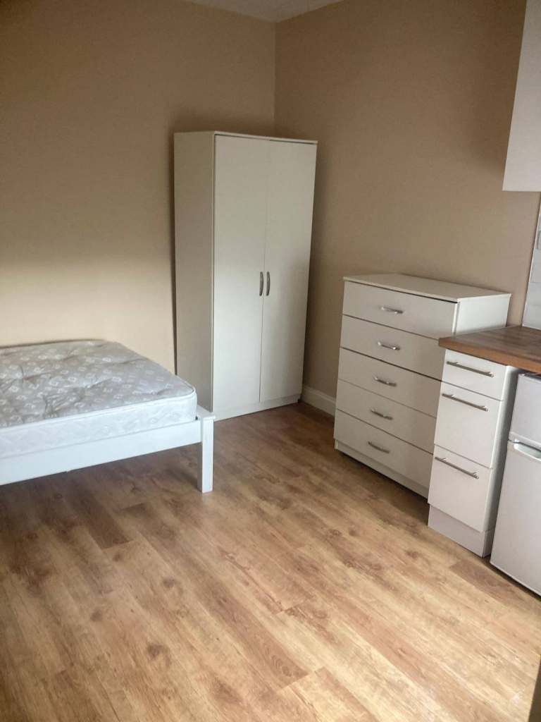 Lovely bedsit to rent with own shower and toilet in Hitchin road LU2 7SL