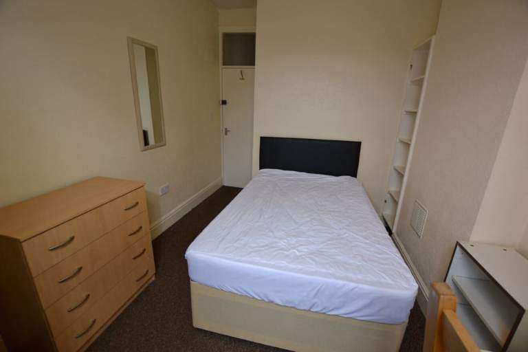 Spacious & Cosy double room for rent CV3 1AB