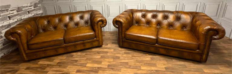 🇬🇧 A FABULOUS PAIR OF HIGH QUALITY LEATHER 2 SEATER CHESTERFIELD SOFAS. 