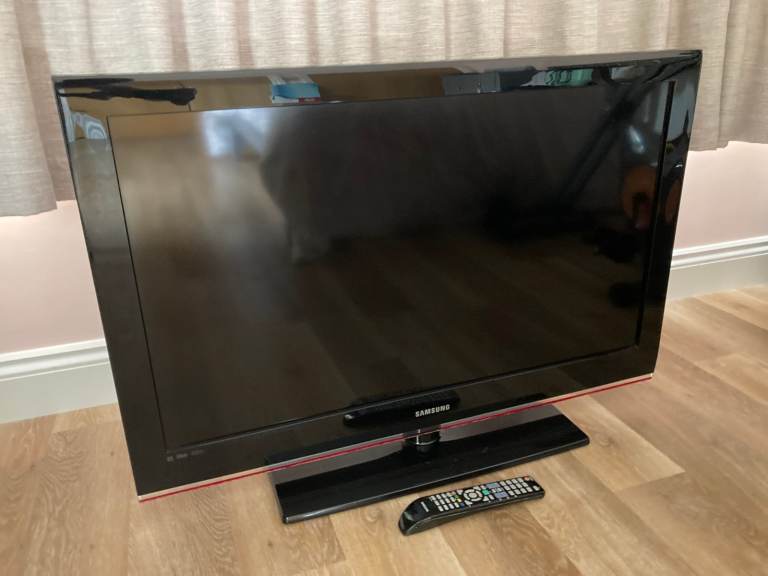 * Good Condition * Samsung 40-inch LCD TV (LE40B530P7W) - ideal medium TV or PC/Gaming Monitor