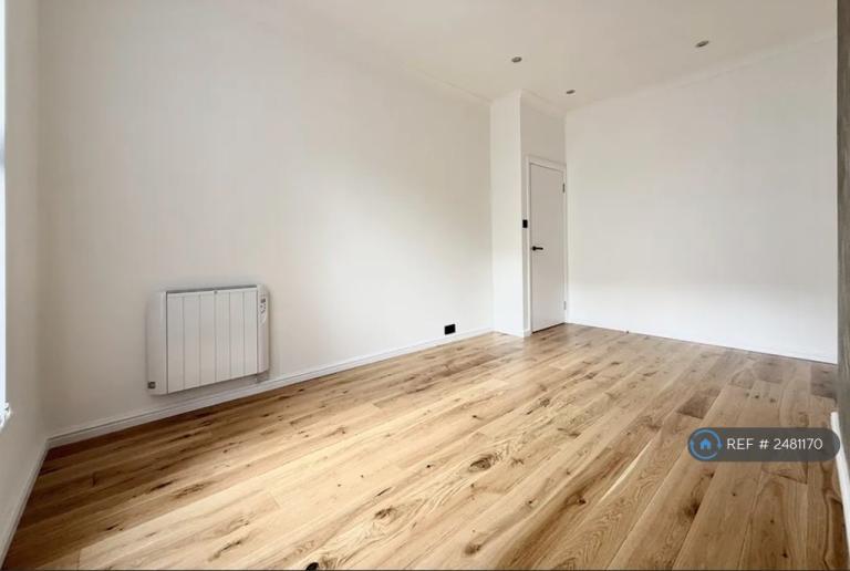 1 bedroom flat in Station Road, London, SE25 (1 bed) (#2481170)