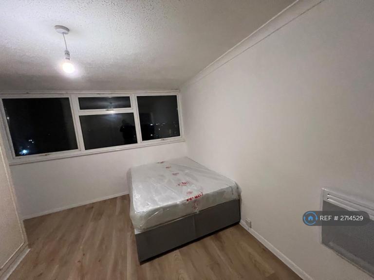 2 bedroom flat in Long Green, Chigwell, IG7 (2 bed) (#2714529)