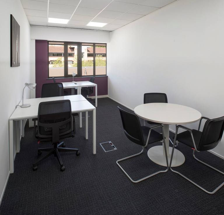 High Wycombe - HP11 1JU \ Private Office Rental with a 5-Desk Setup