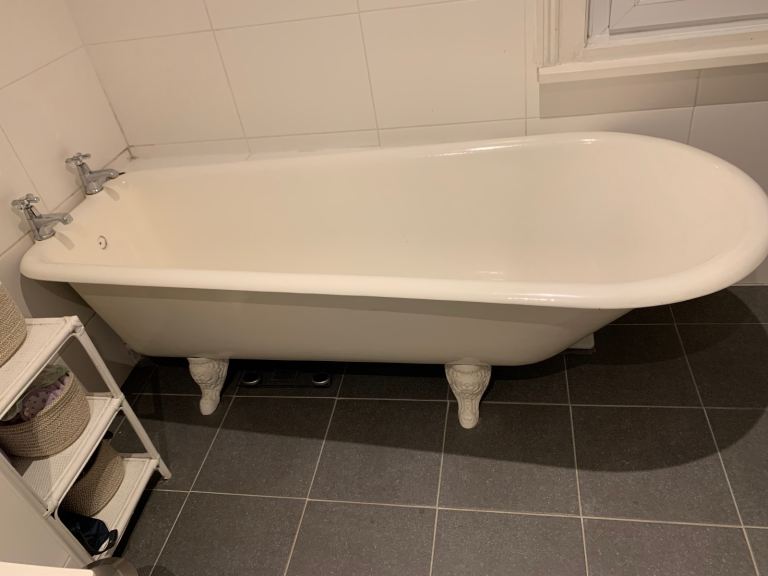 Freestanding bath