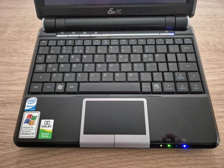 Asus Eee PC 901 tiny laptop running Linux Mint (was Windows XP and 10) in stunning condition