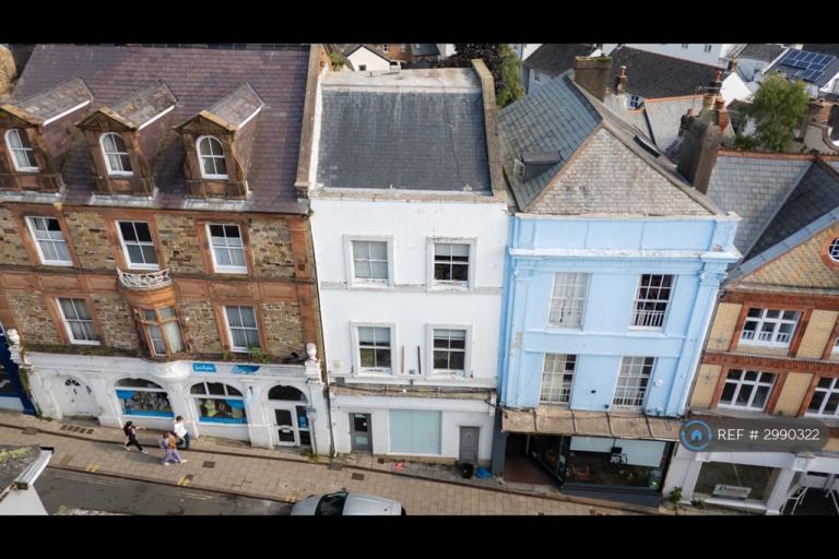 1 bedroom flat in High Street, Bideford, EX39 (1 bed) (#2990322)