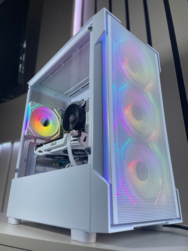 White Gaming PC GTX 1070 Ryzen 7 16GB 512GB NVMe RGB