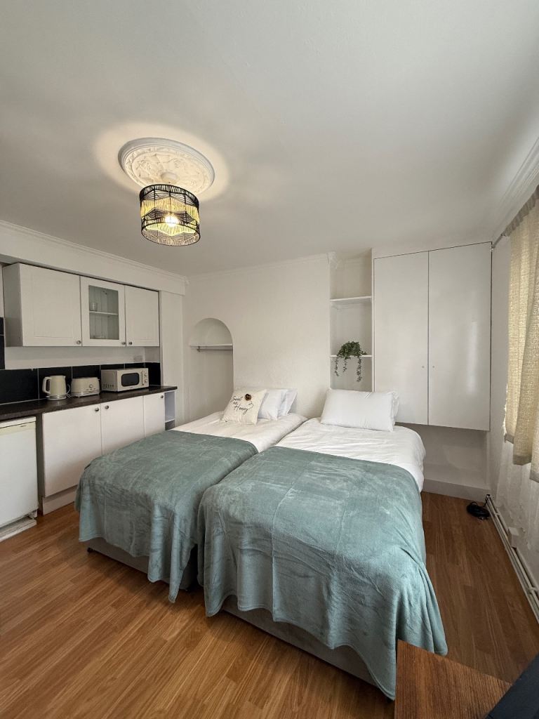 Massive double room in Enfield PONDERS END *kitchenette* free parking in 