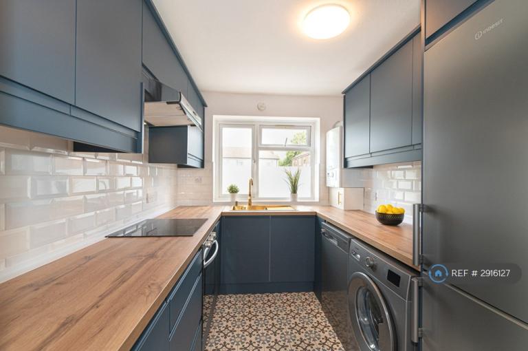 3 bedroom flat in Mitcham Junction, Mitcham, CR4 (3 bed) (#2916127)