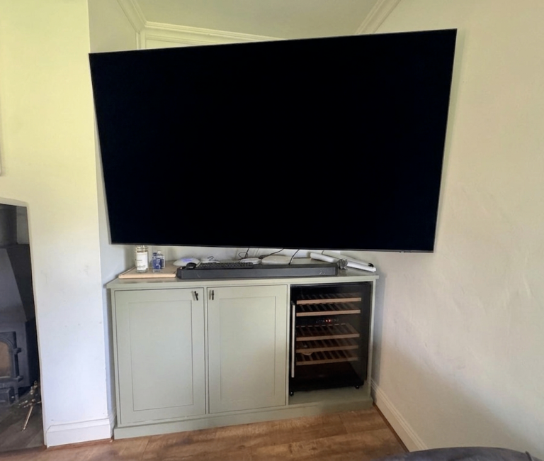 Cinematic Grandeur: Samsung 85" Smart 4K QLED TV