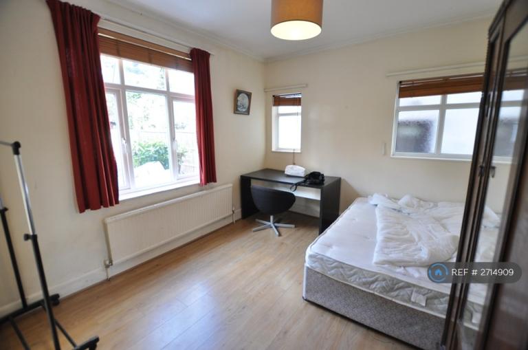 5 bedroom house in Finchley Lane, London, NW4 (5 bed) (#2714909)