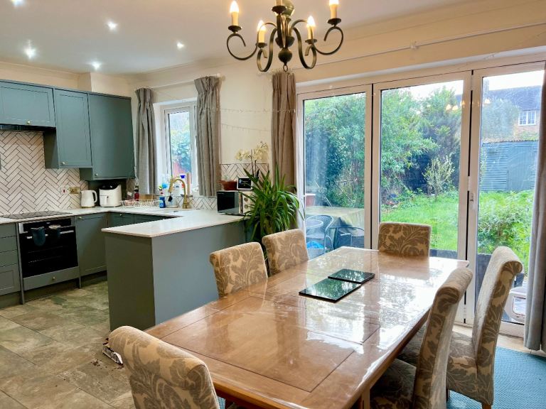 Beautiful large home near tube