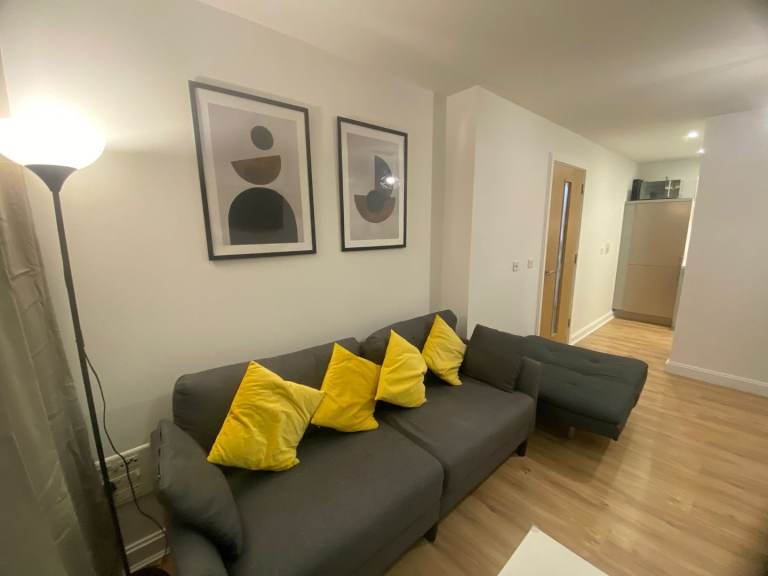 2 Bedroom Apartment Birmingham with secure car parking space 