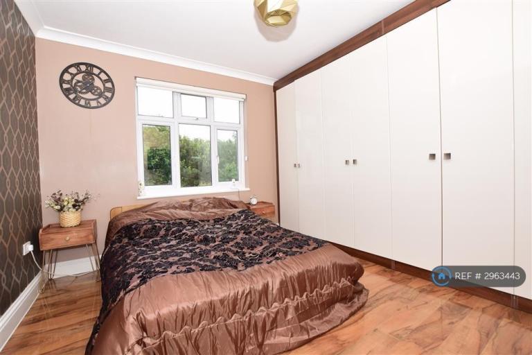 1 bedroom in Fairholme Avenue, Romford, RM2 (#2963443)