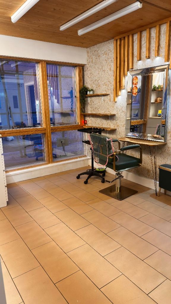 Hairdresser chair to rent