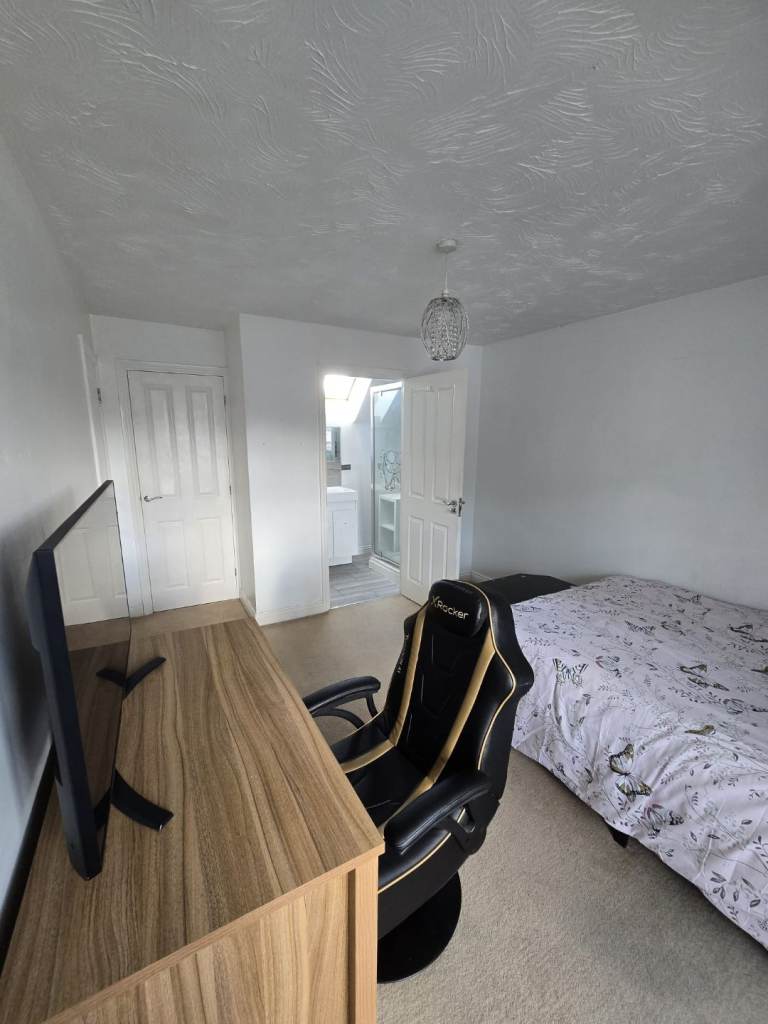 Double bedroom for rent in share house 