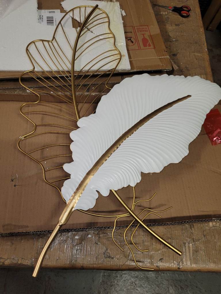 A new still boxed lovley gold x white meatal Large feather Wall Art 