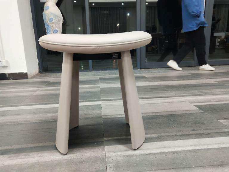 The Pebble Stool – Sculpted. Soft. Silent.