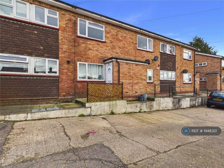 2 bedroom flat in Greenstead Court, Colchester, CO1 (2 bed) (#1948321)