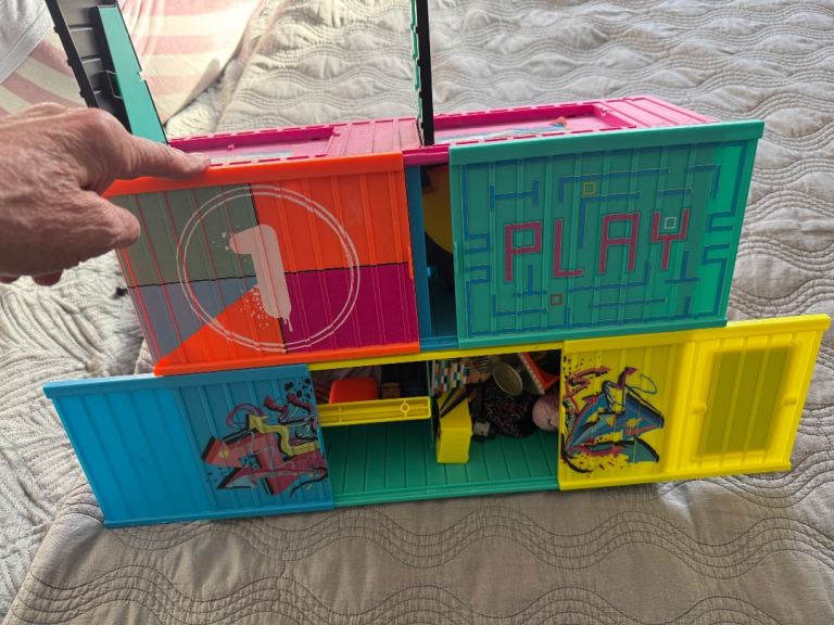 L.O.L surprise OMG house preowned but exc condition with extras