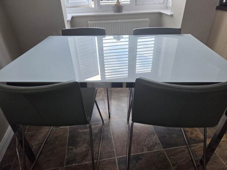 Dinning table and 4 chairs 