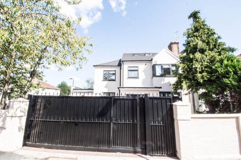  📍 Large Studio Apartment with Separate Kitchen – Birkbeck Avenue, Greenford, UB6Ref: 2040