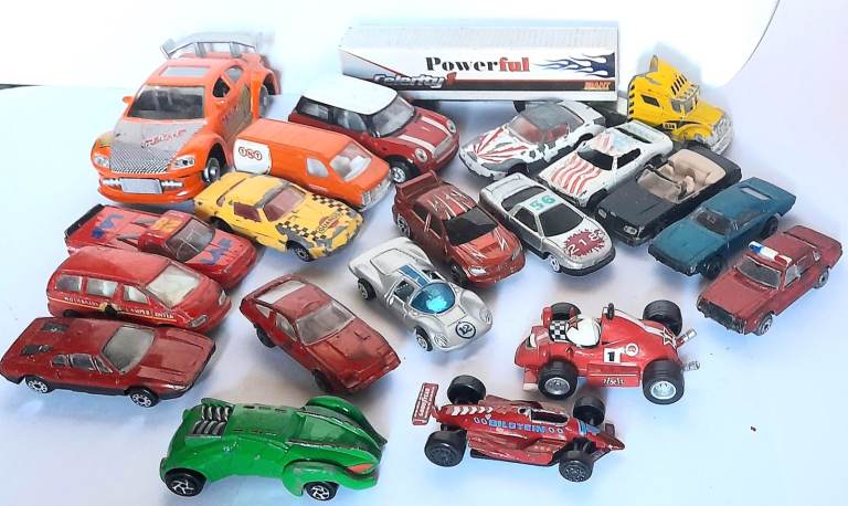 BUNDLE OF 18 x MODEL DIE-CAST VEHICLES