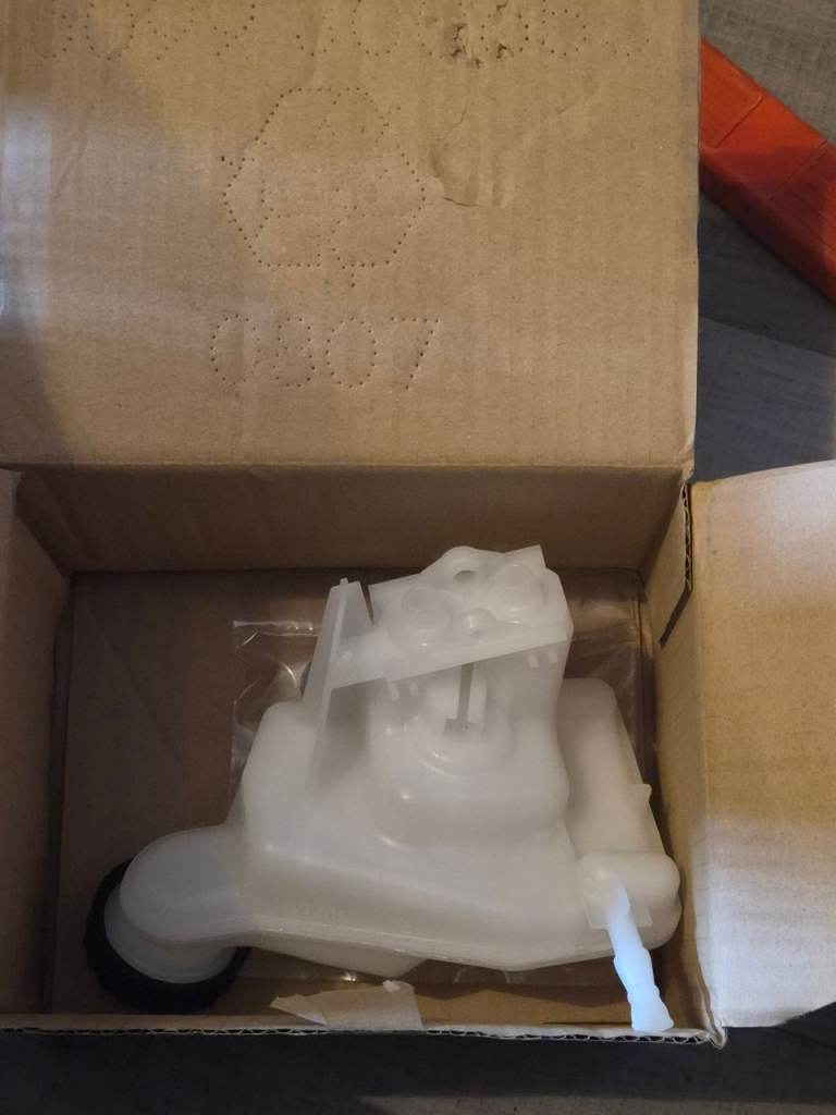 Peogeout 5008 Brake fluid tank 