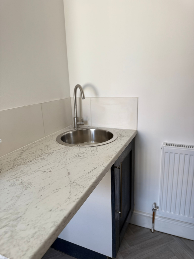 Spacious & Cosy Ensuite Room for Rent in - WV3 9NE