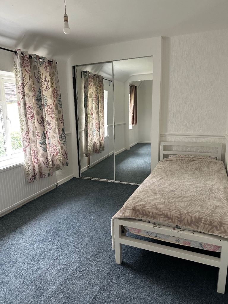 Cozy kingsize room in Barking and Dagenham 