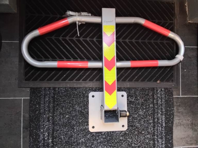Vehicle protection barrier x2 keys + fittings new