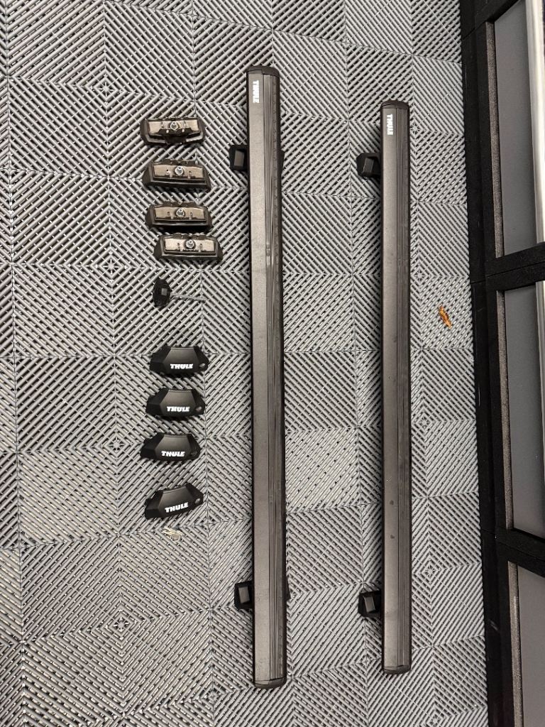 Land Rover Defender 2020 on Thule Roof Bars