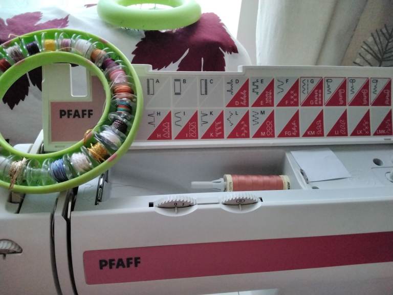 Pfaff 6122 Sewing Machine – White, Very good condition