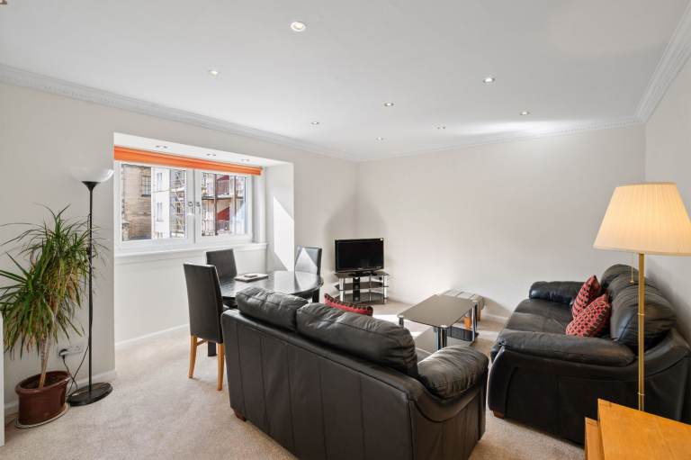 CENTRAL/ University  only 5 minutes walk away Spacious 2 bedroomed flat. Double glazed
