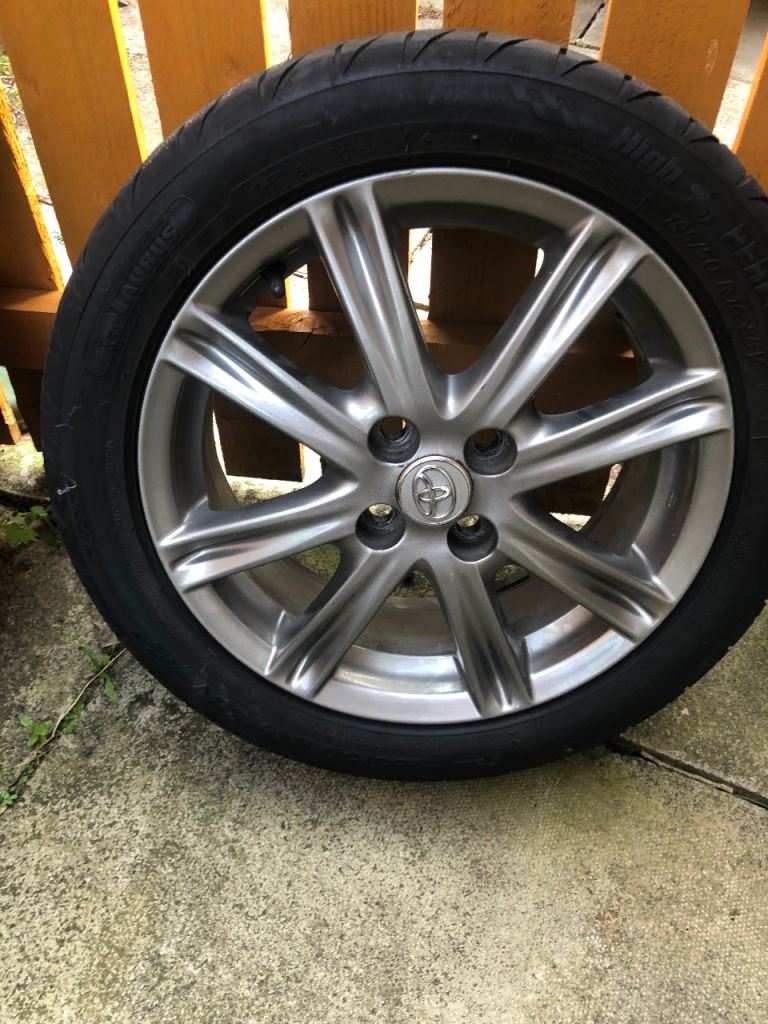 Toyota Yaris alloy and tyre
