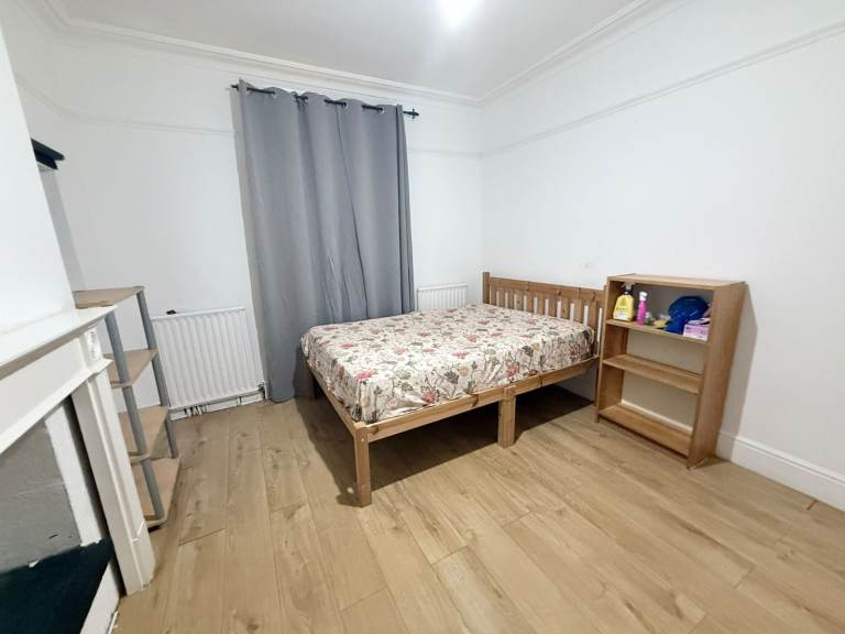 Spacious & Cosy double room for rent UB10 0JB