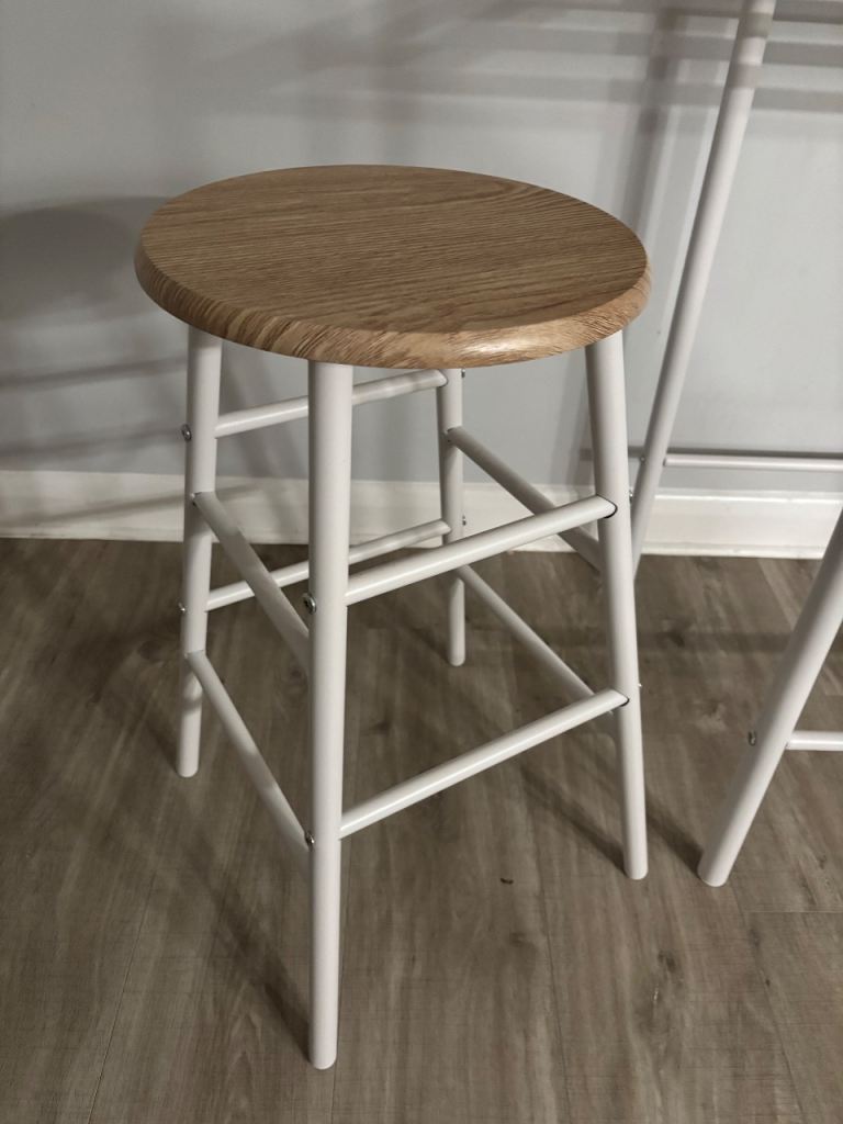 Kitchen table & 2 chairs 