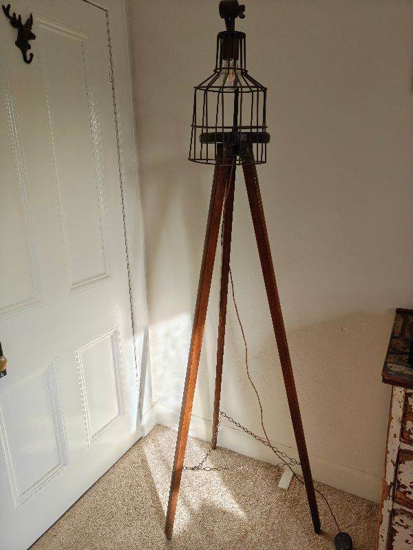 Vintage tripod lamp 