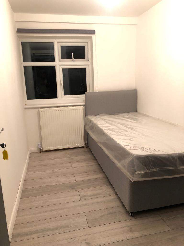 Room to Let in A nice Clean House - SS14 1QA, Basildon.