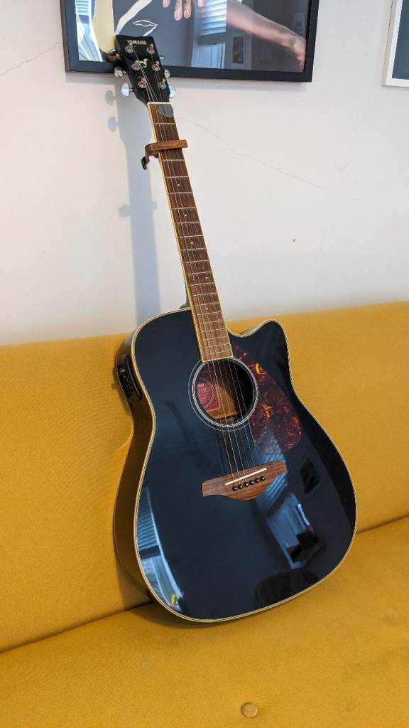 Yamaha FGX720SCA Electro Acoustic Guitar with wall hanger