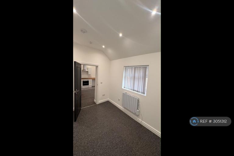 2 bedroom flat in Dickenson Road, Manchester, M13 (2 bed) (#3051312)
